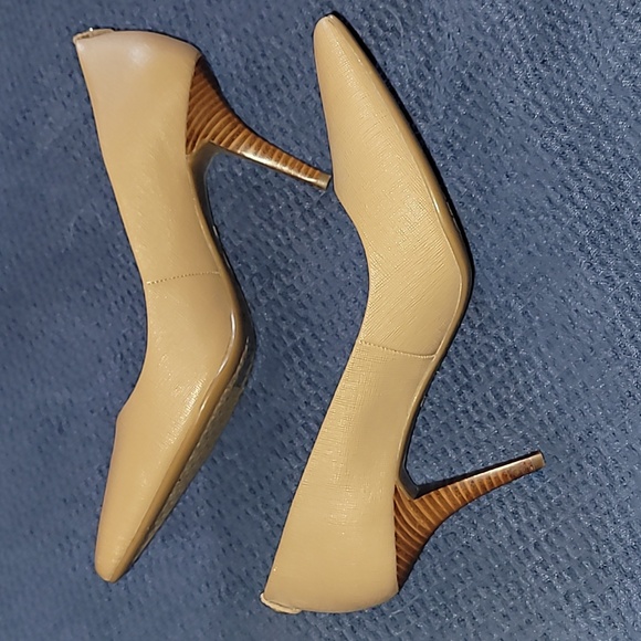 NWOT Tan Michael Kors Dorothy Pumps - Picture 3 of 10